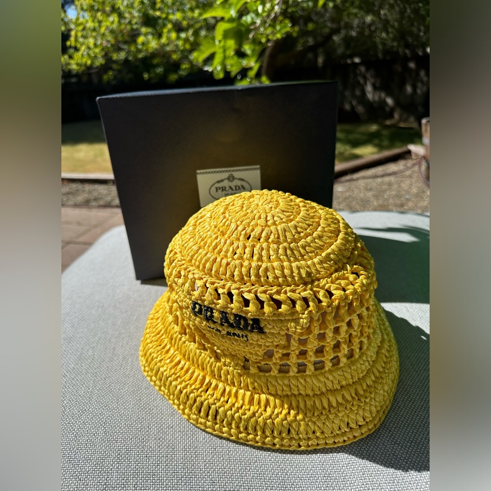 Prada raffia bucket hat - 9.5/10